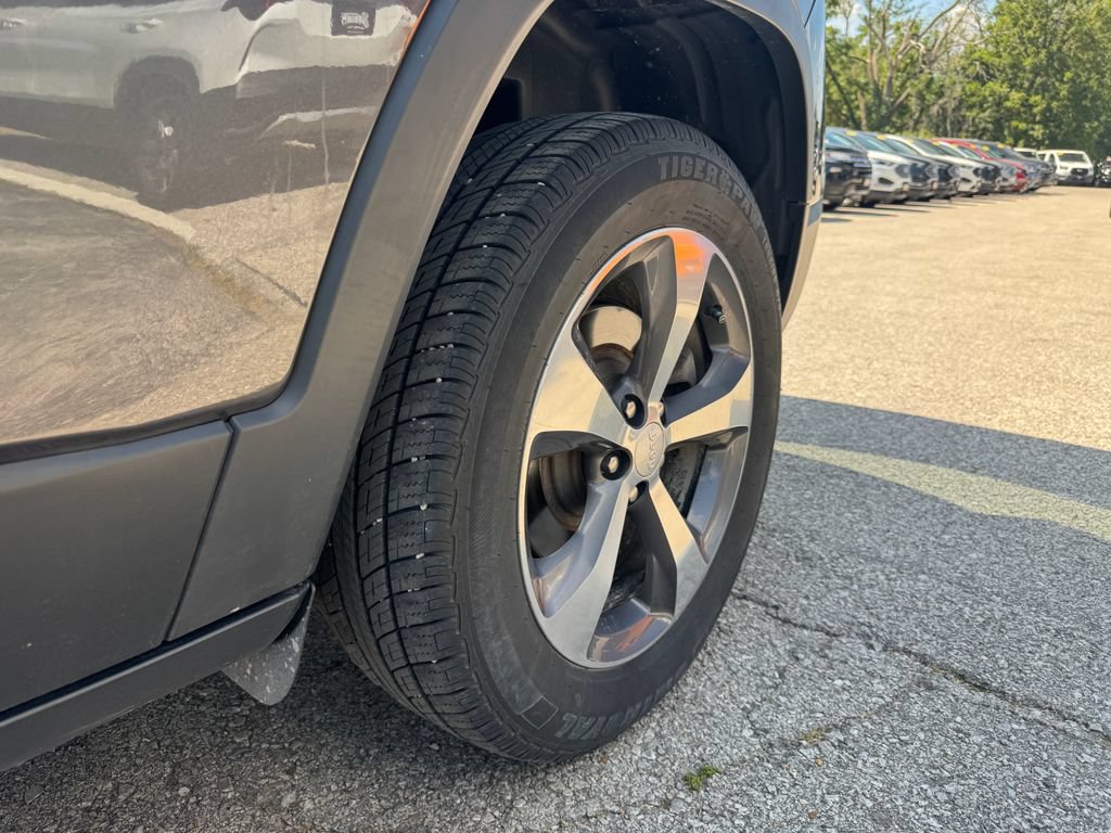 Used 2019 Jeep Cherokee Limited w/ Trailer Tow Group AWD/4WD image 14