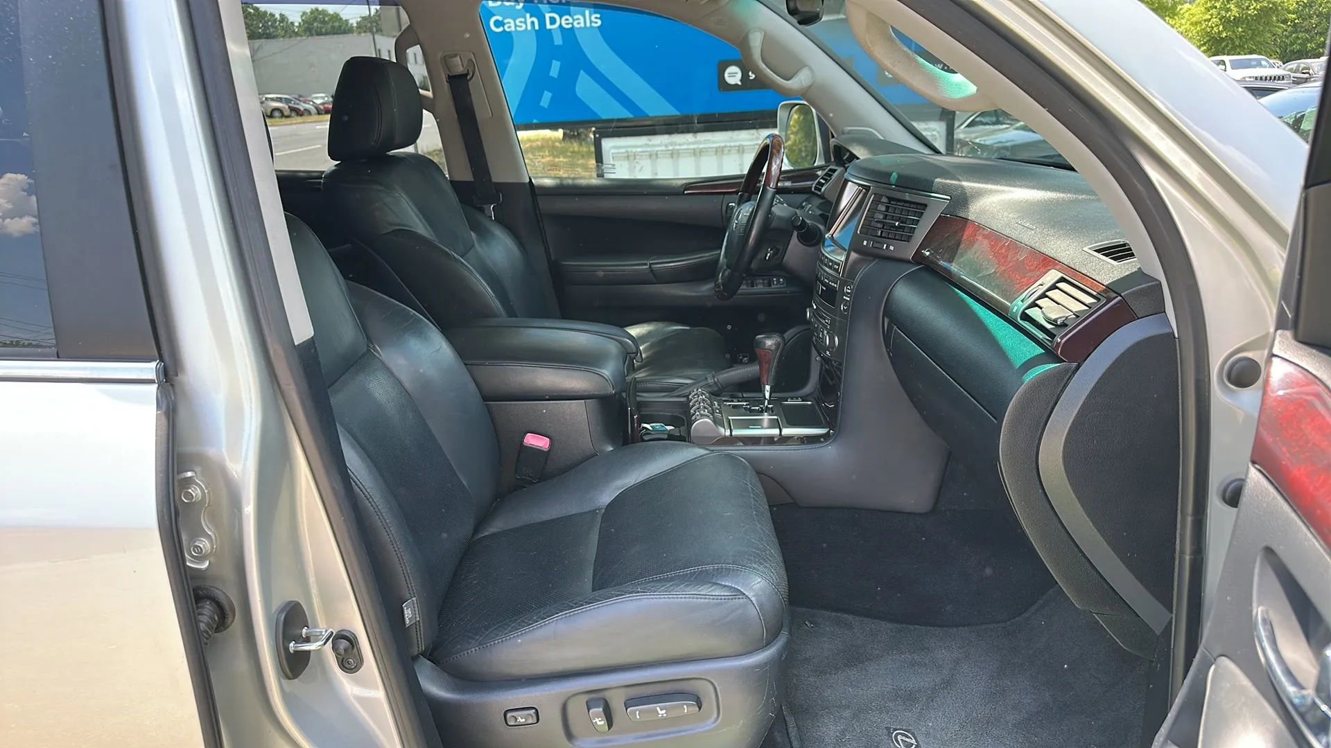 Used 2011 Lexus LX 570 4WD w/ Luxury Pkg image 23