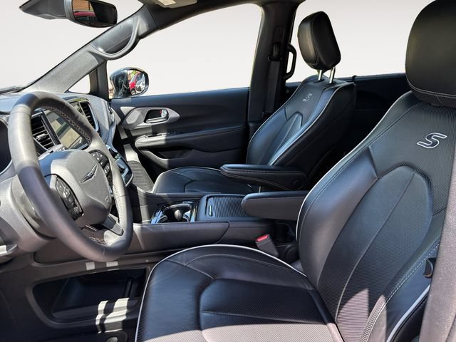 Used 2025 Chrysler Pacifica Limited FWD image 9