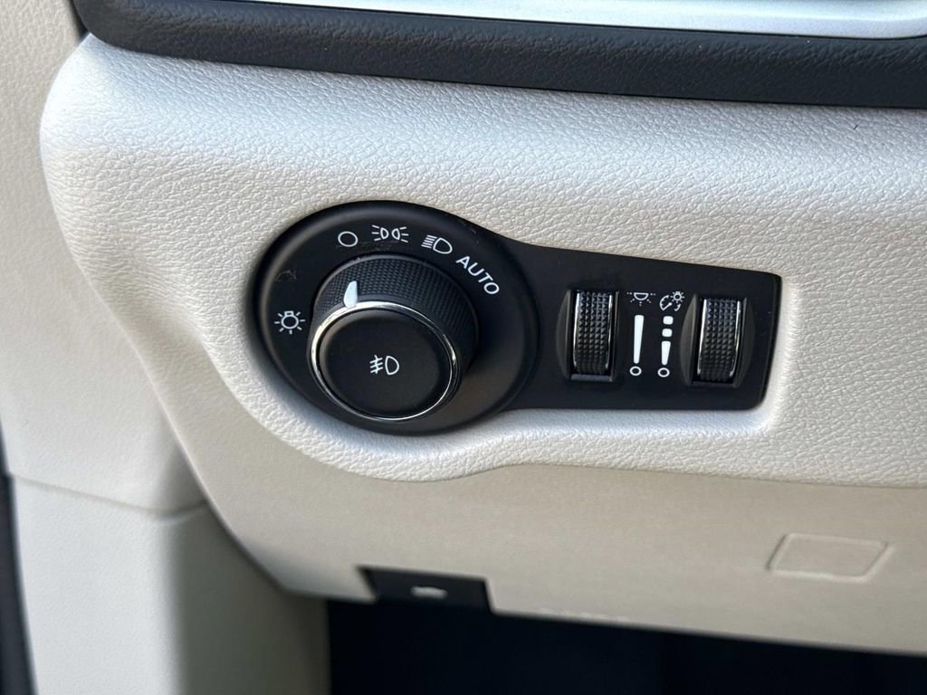 Used 2023 Chrysler Pacifica Touring-L FWD image 31
