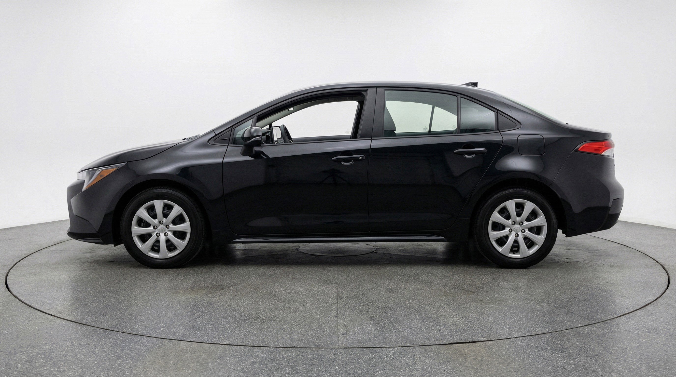 Used 2025 Toyota Corolla LE image 5