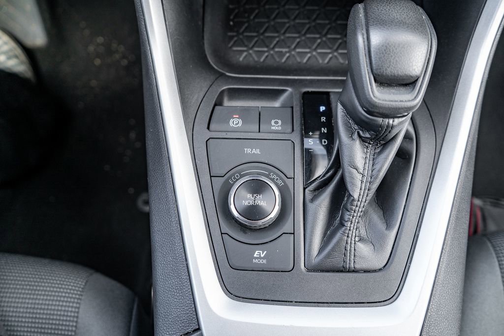 Certified 2022 Toyota RAV4 LE AWD/4WD image 26