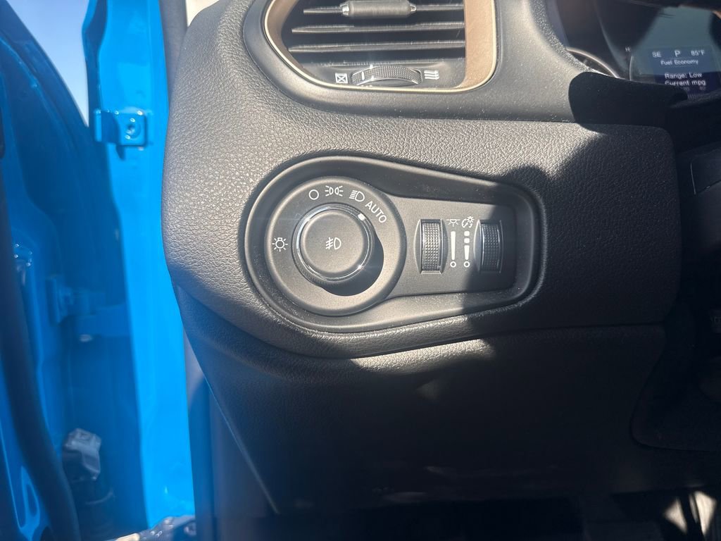 Used 2015 Jeep Renegade Latitude AWD/4WD image 12