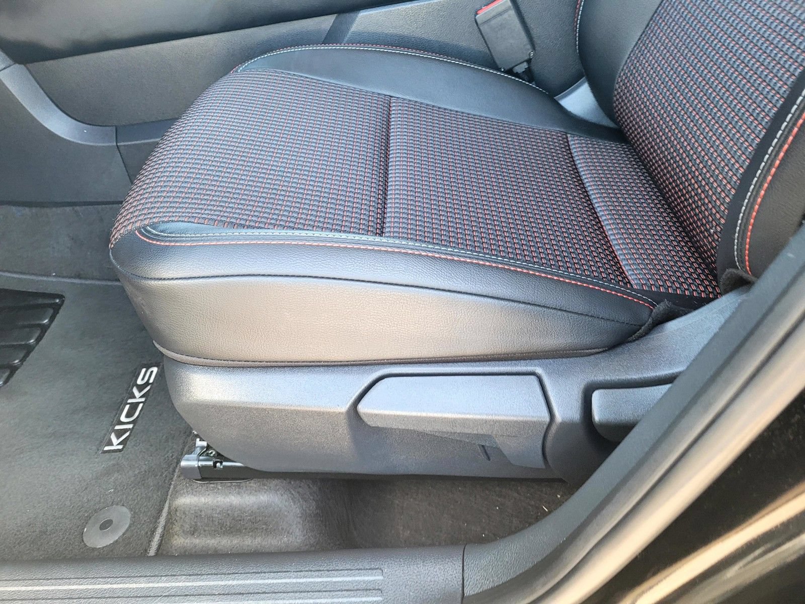 Used 2025 Nissan Kicks SR FWD image 22