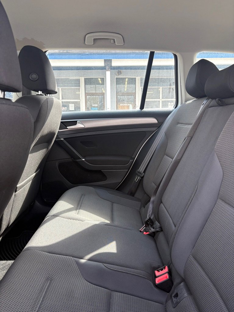 Used 2016 Volkswagen Golf S image 11