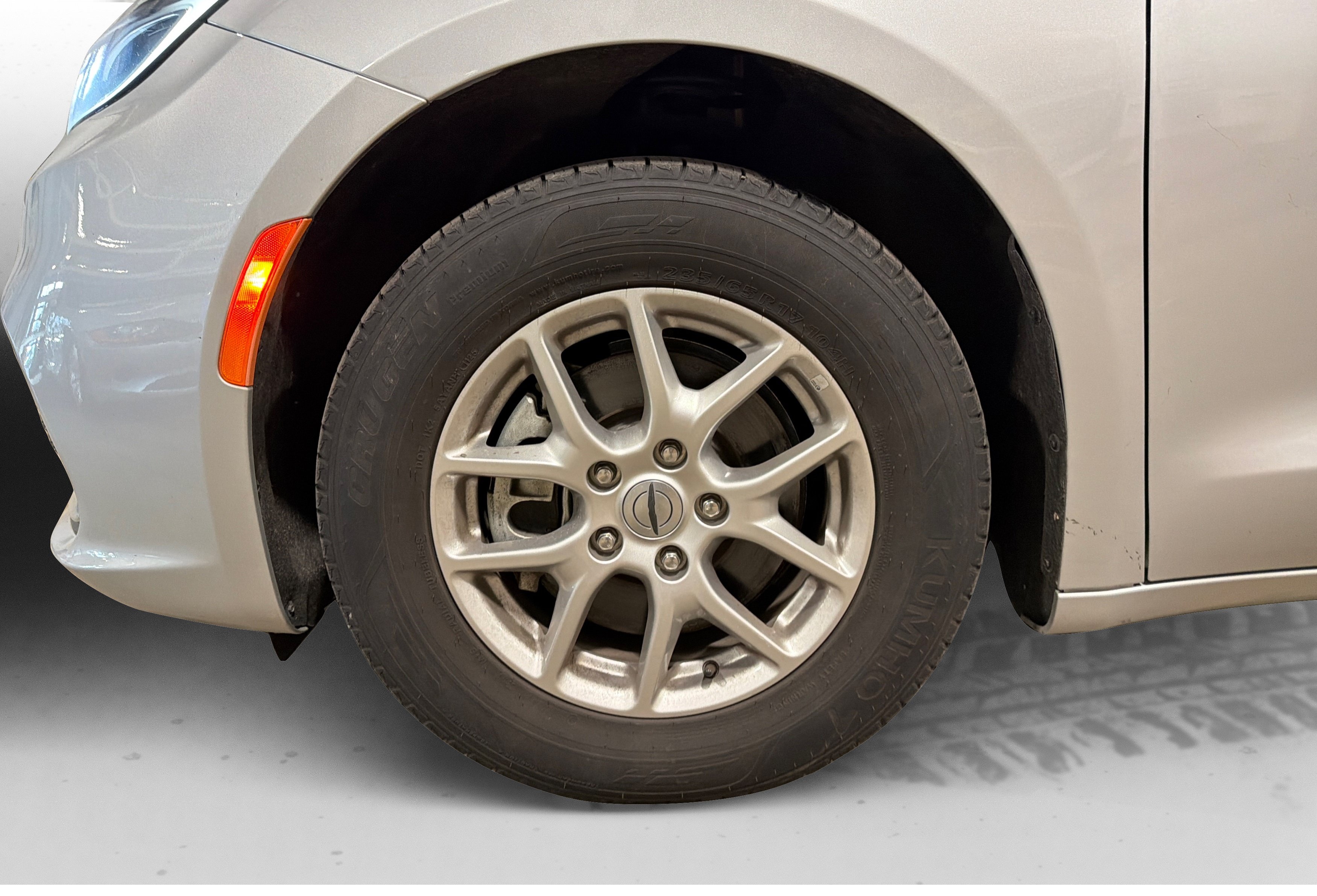 Used 2024 Chrysler Pacifica Touring-L FWD image 50