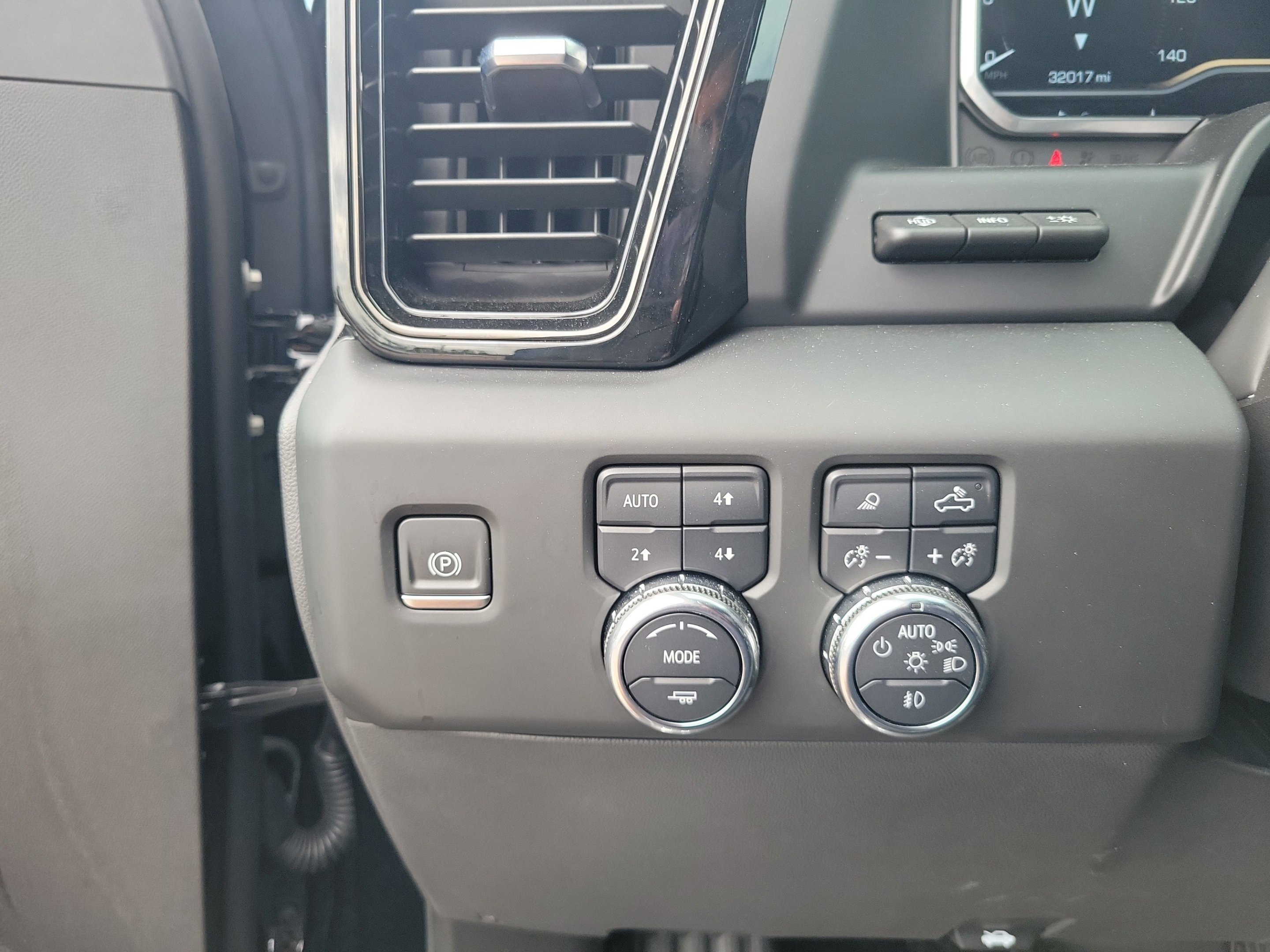 Used 2023 GMC Sierra 1500 AT4 w/ AT4 Premium Package AWD/4WD image 15