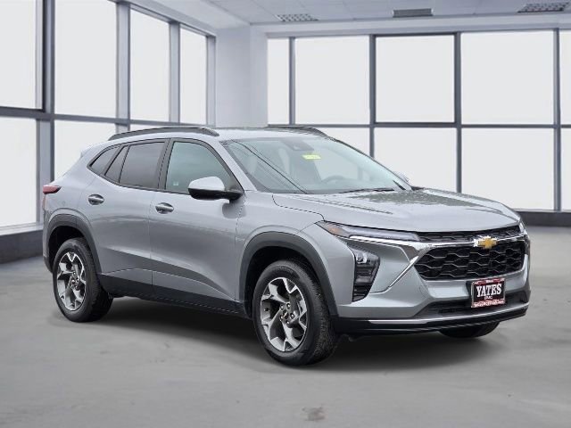 Used 2025 Chevrolet Trax LT w/ LT Convenience Package FWD image 3