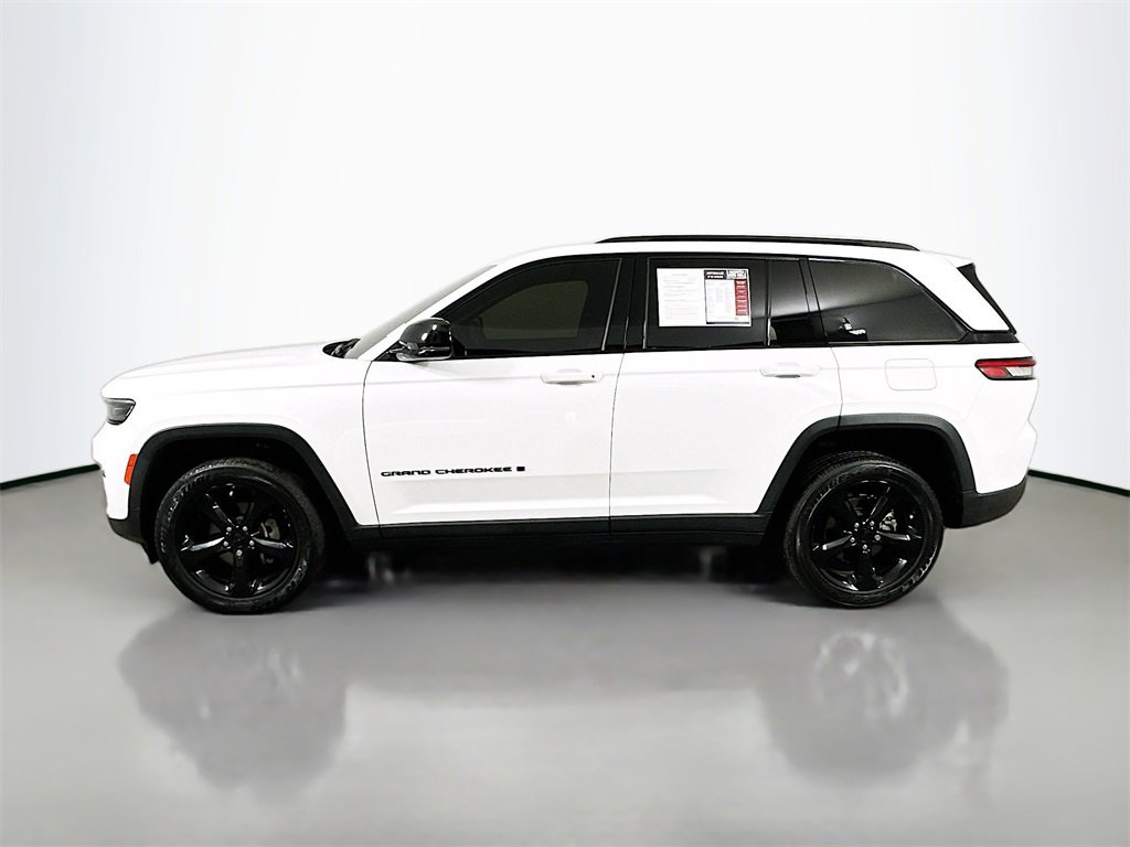 Used 2023 Jeep Grand Cherokee Altitude image 5