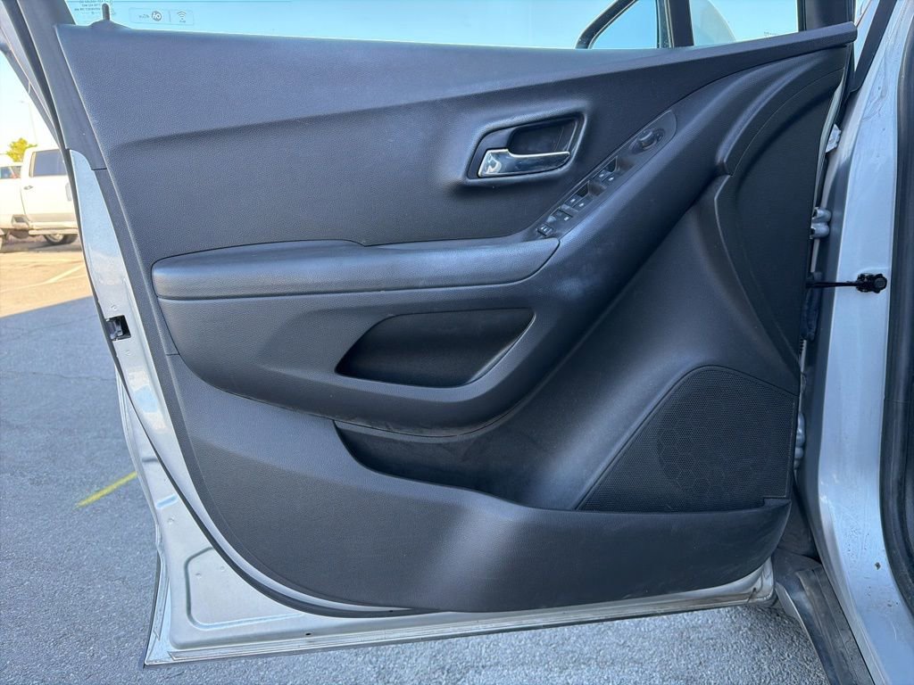 Used 2017 Chevrolet Trax LT w/ LT Convenience Package image 6