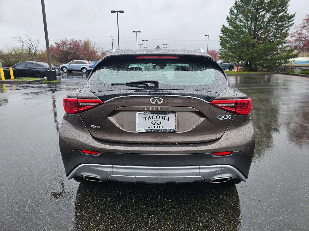 Used 2017 INFINITI QX30 Premium image 6