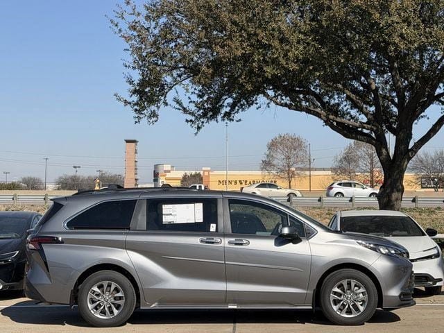 New 2026 Toyota Sienna XLE FWD image 3