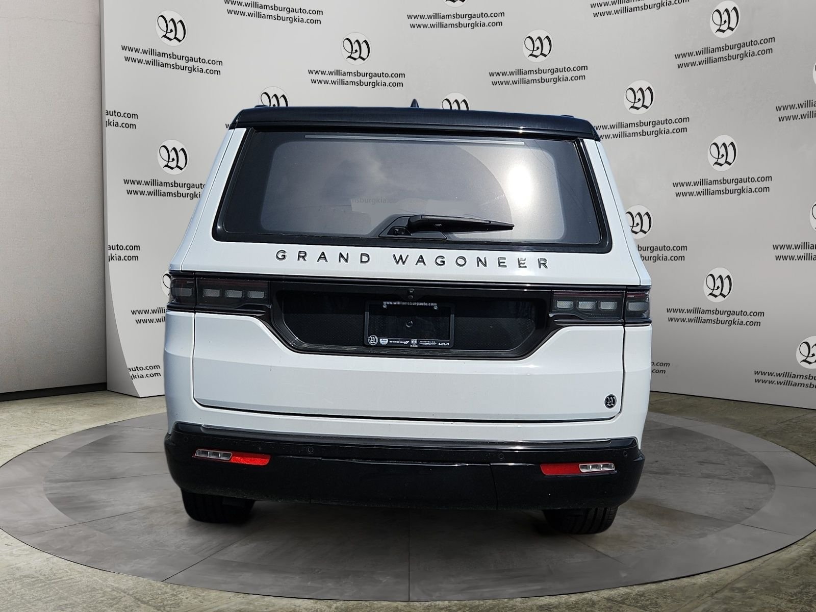 Used 2024 Jeep Grand Wagoneer Series III w/ Quick Order Packagew 28T AWD/4WD image 4