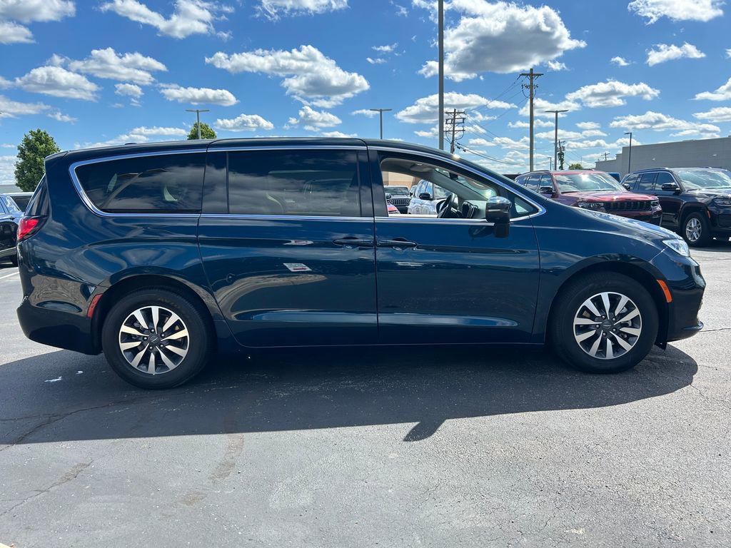 Used 2023 Chrysler Pacifica Touring-L FWD image 8