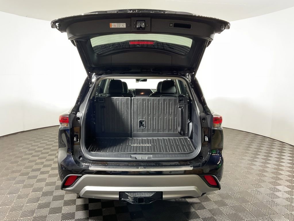 New 2026 Toyota Highlander Platinum image 14