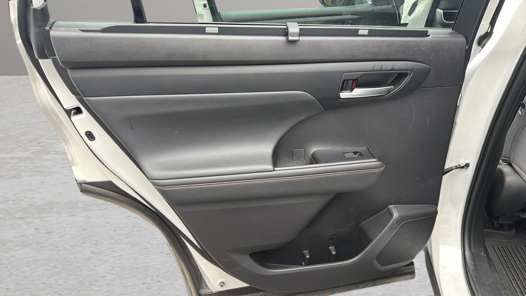 Used 2022 Toyota Highlander Bronze Edition image 13