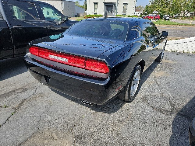 Used 2013 Dodge Challenger SXT RWD image 3