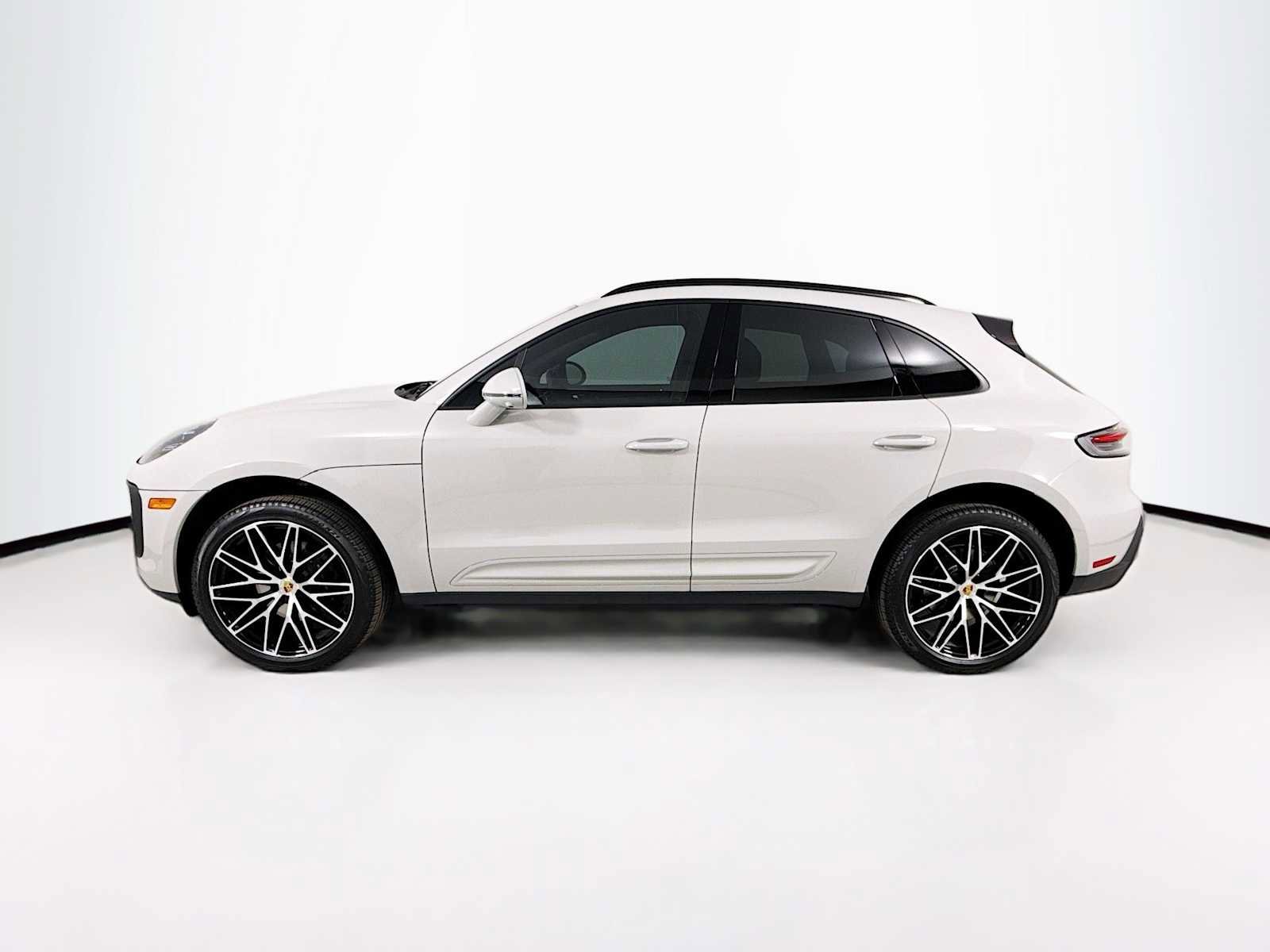 Certified 2025 Porsche Macan image 2