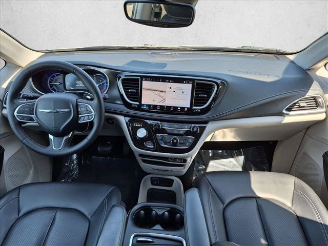 Used 2024 Chrysler Pacifica Limited FWD image 17