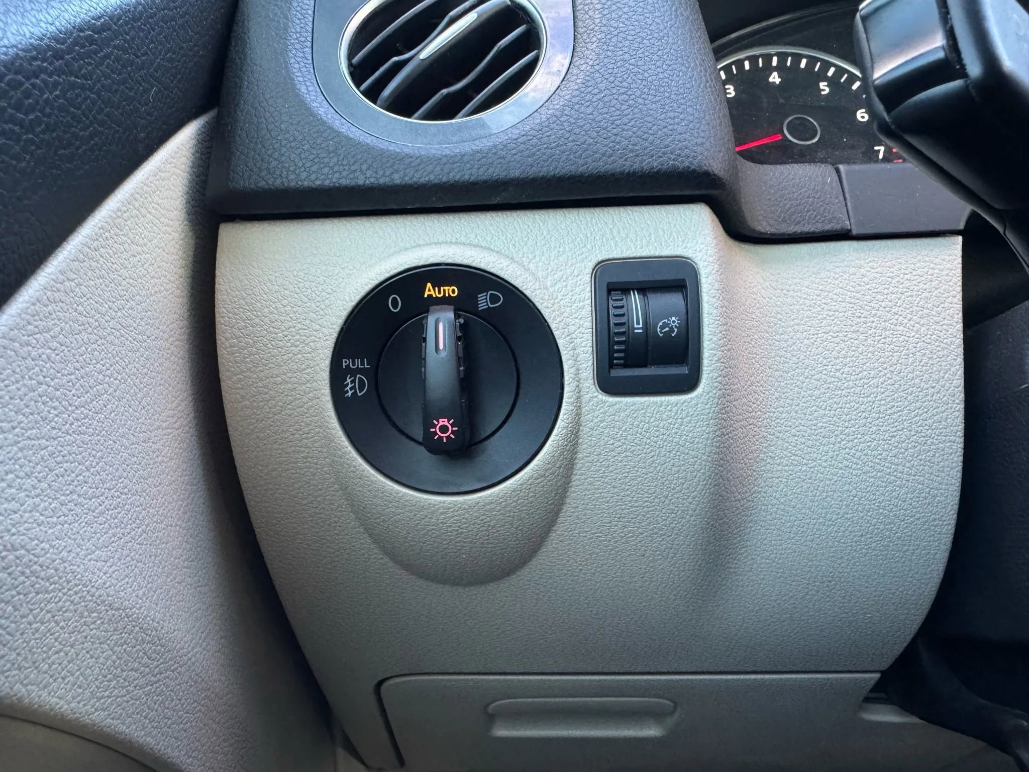 Used 2016 Volkswagen Tiguan R-Line image 12