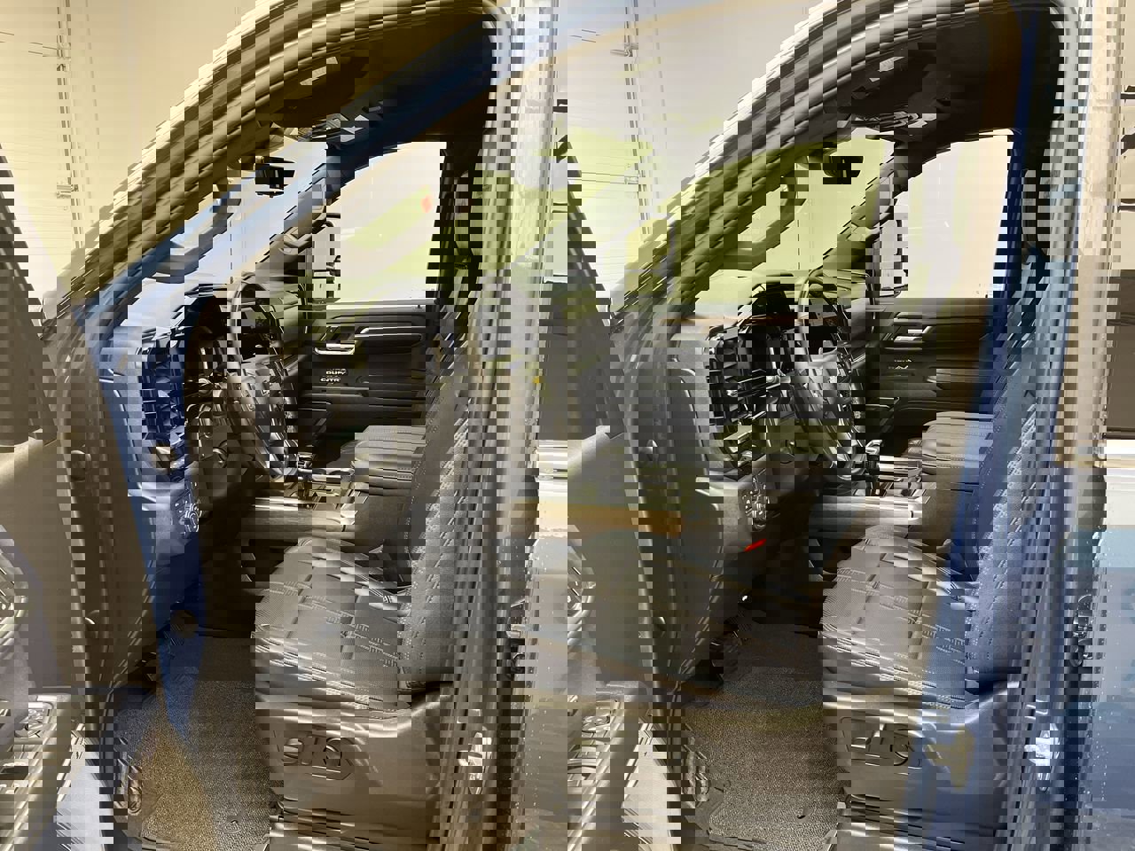 Certified 2024 Chevrolet Silverado 1500 High Country w/ Technology Package image 3