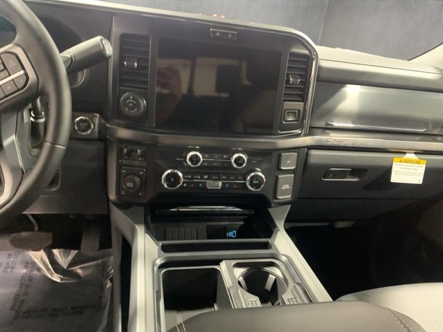 New 2026 Ford F250 Lariat w/ Black Appearance Package image 9