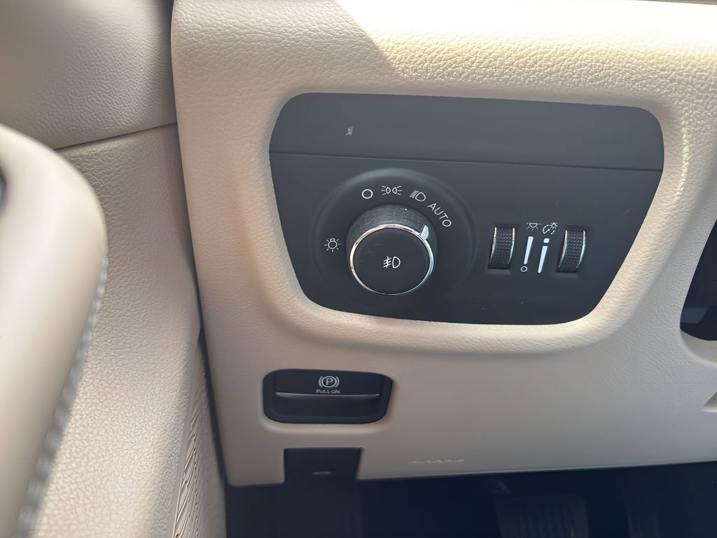 Used 2024 Jeep Grand Cherokee L Limited w/ Black Appearance Package image 25