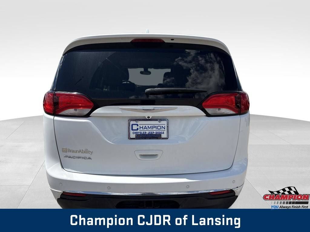 Used 2017 Chrysler Pacifica Touring-L Plus FWD image 7