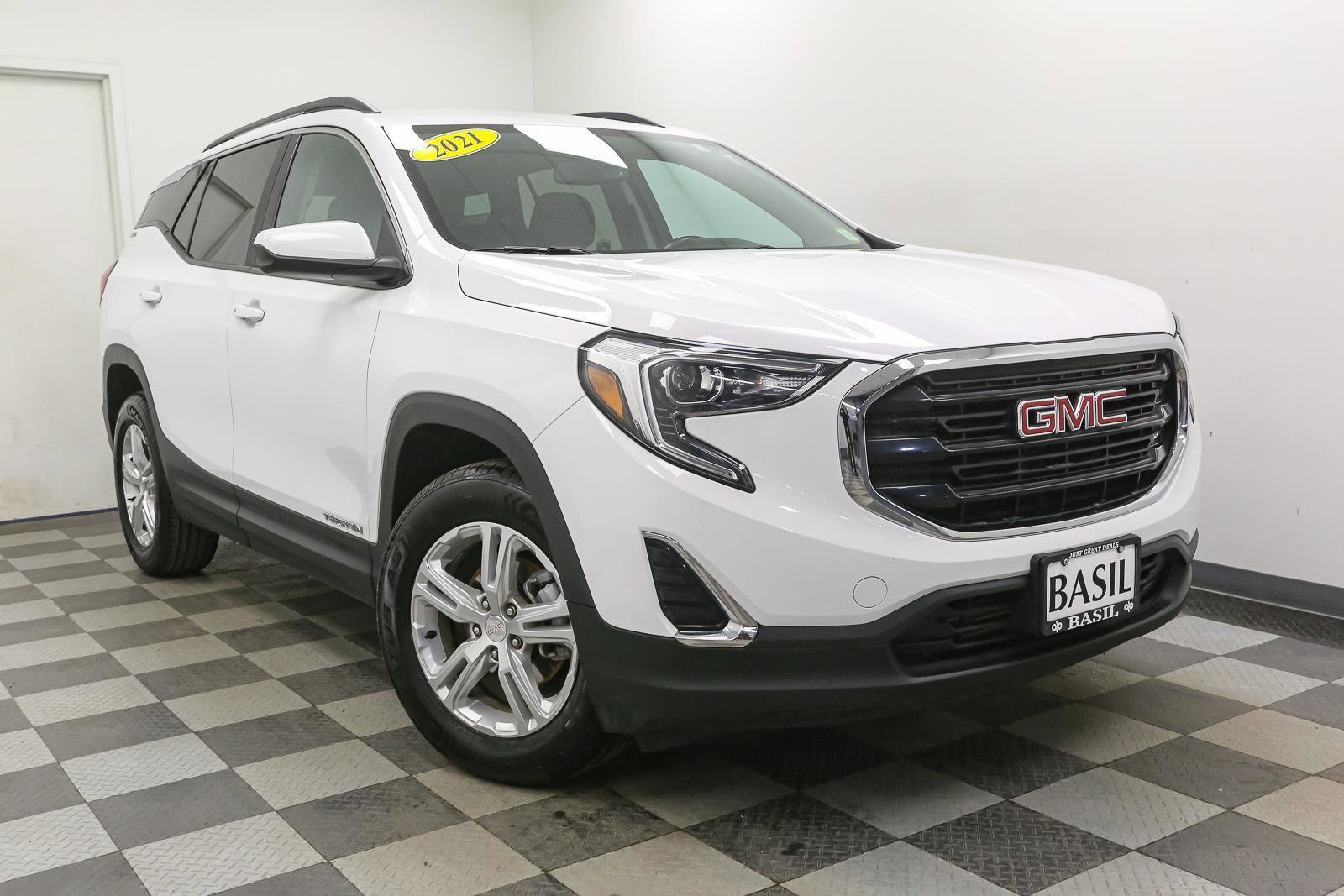 Used 2021 GMC Terrain SLE w/ Driver Convenience Package image 2