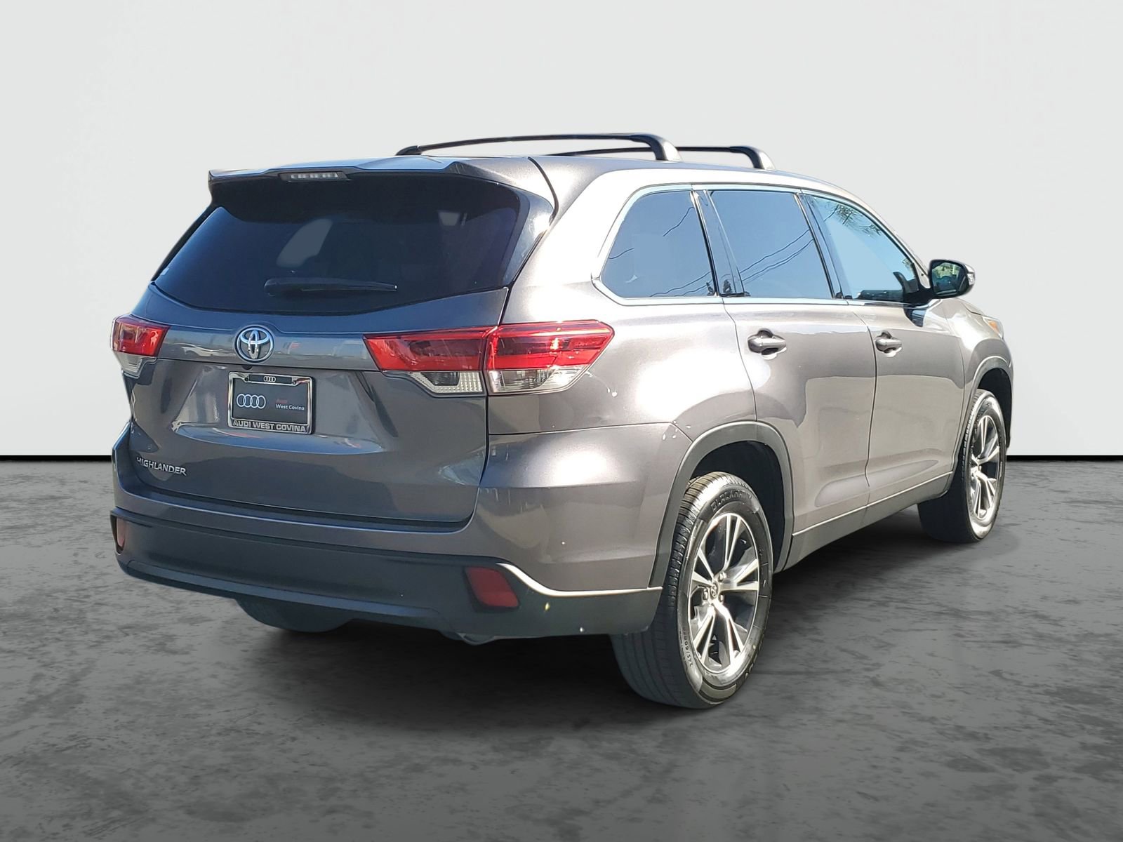 Used 2019 Toyota Highlander LE w/ Carpet Mat Package (TMS) image 4