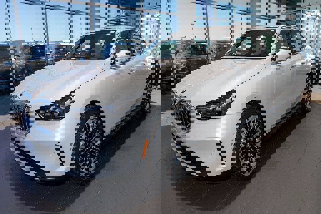 Used 2025 BMW 530i xDrive image 3