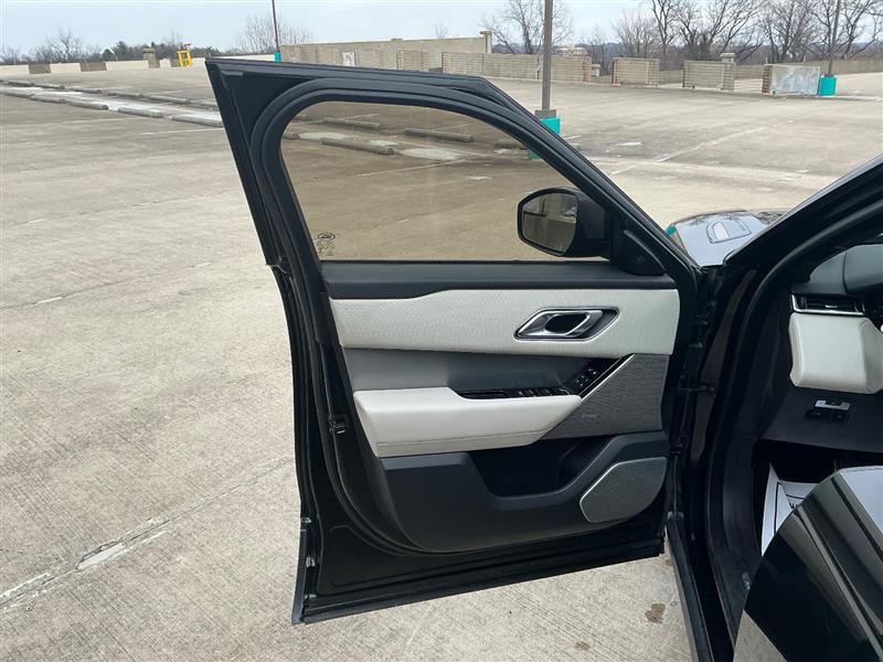 Used 2018 Land Rover Range Rover Velar R-Dynamic SE image 27