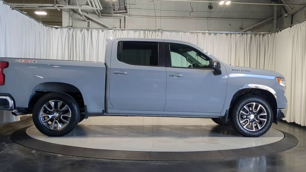 Used 2024 Chevrolet Silverado 1500 LT AWD/4WD image 9