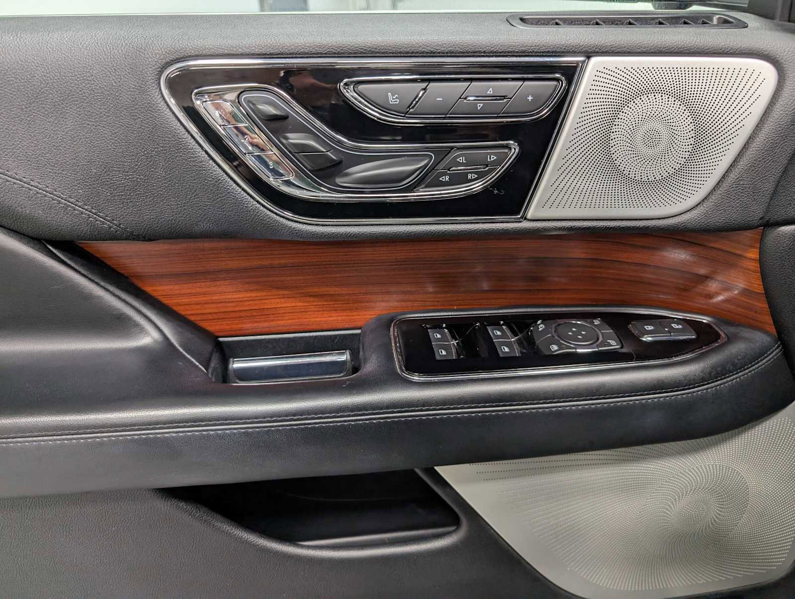 Used 2020 Lincoln Navigator L Reserve w/ Equipment Group 208A Reserve AWD/4WD image 38