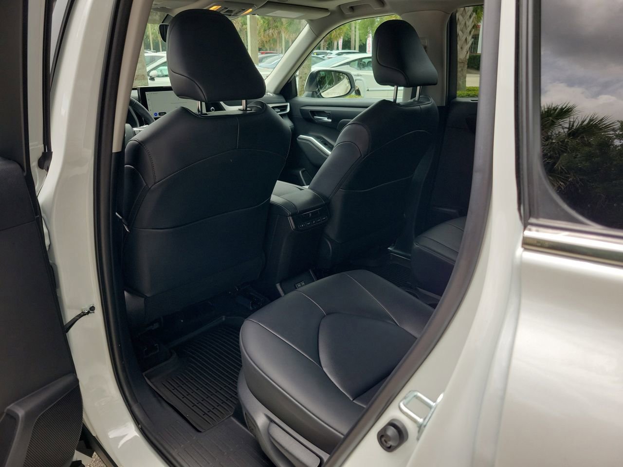 Used 2025 Toyota Highlander XLE FWD image 10