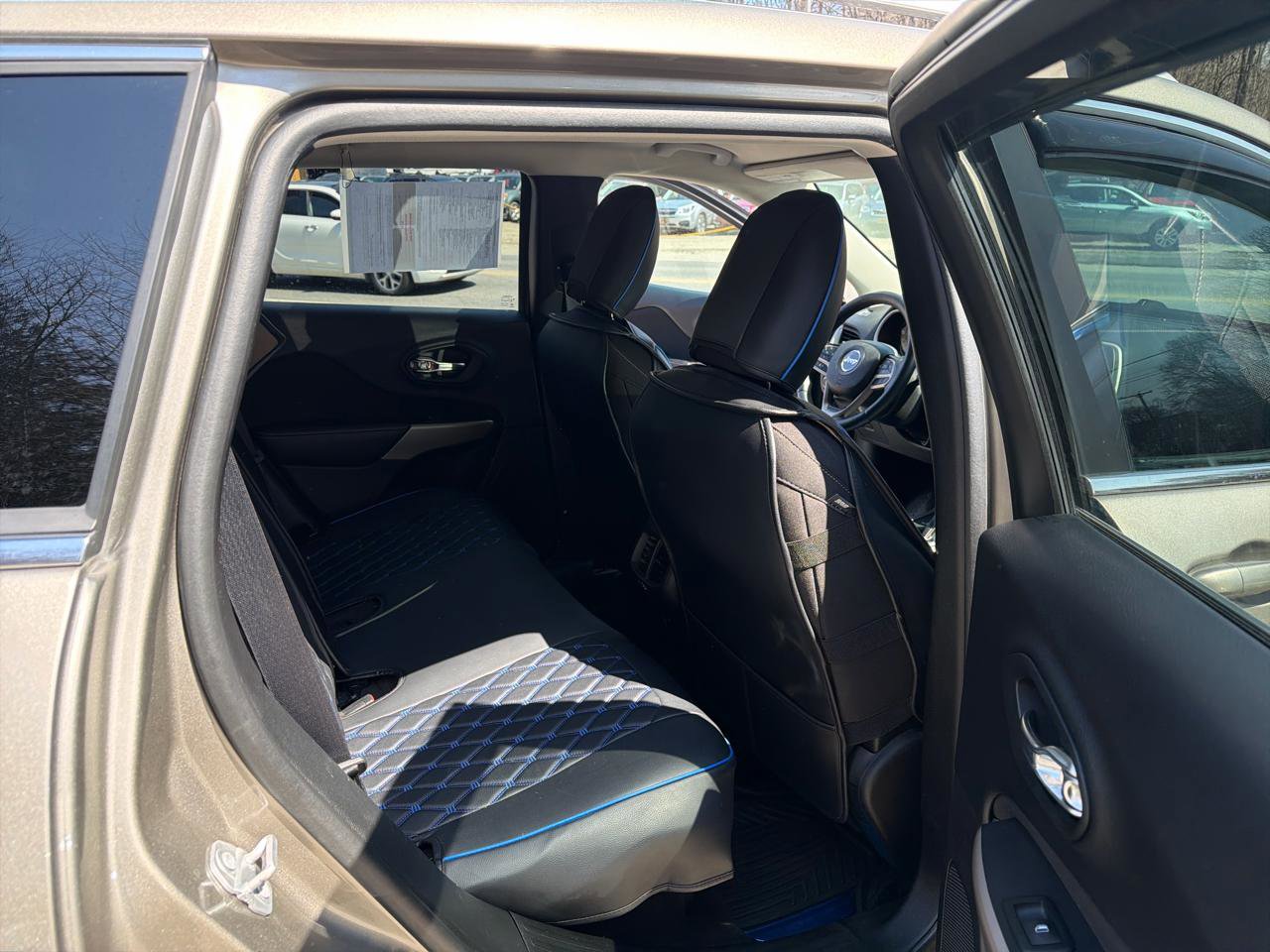 Used 2017 Jeep Cherokee Latitude w/ Cold Weather Group AWD/4WD image 10