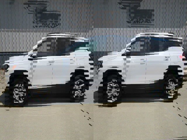 Used 2023 GMC Terrain SLE w/ Driver Convenience Package image 4