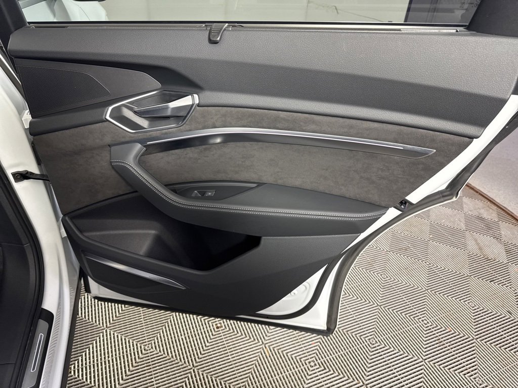 Used 2021 Audi e-tron Prestige w/ Prestige Package image 18