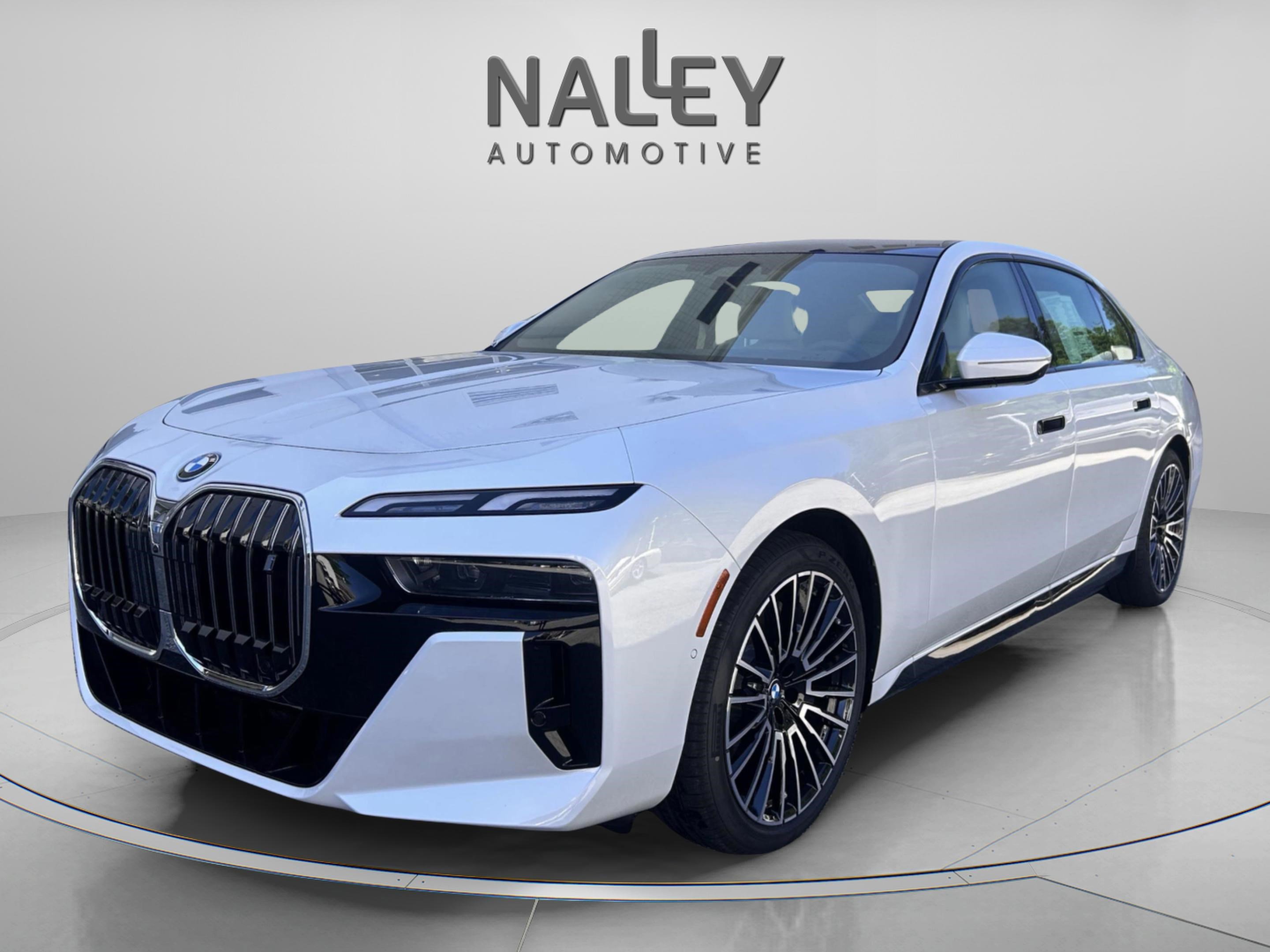 Used 2025 BMW i7 xDrive60 image 1