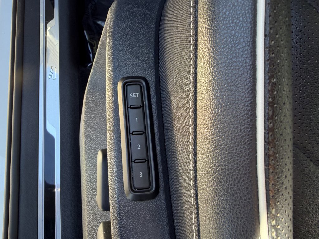 Used 2022 Volkswagen Tiguan SEL R-Line image 30