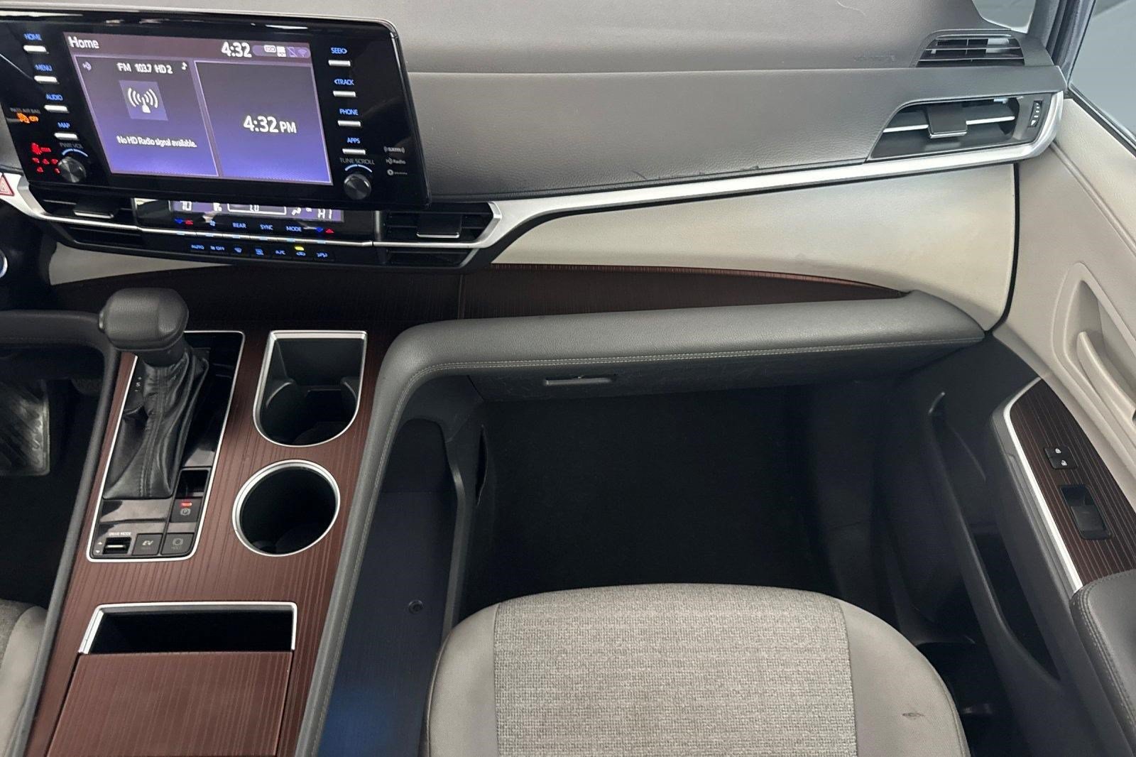 Used 2022 Toyota Sienna LE FWD image 32