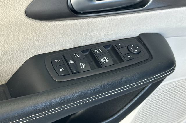 Used 2023 Chrysler Pacifica Touring-L FWD image 12