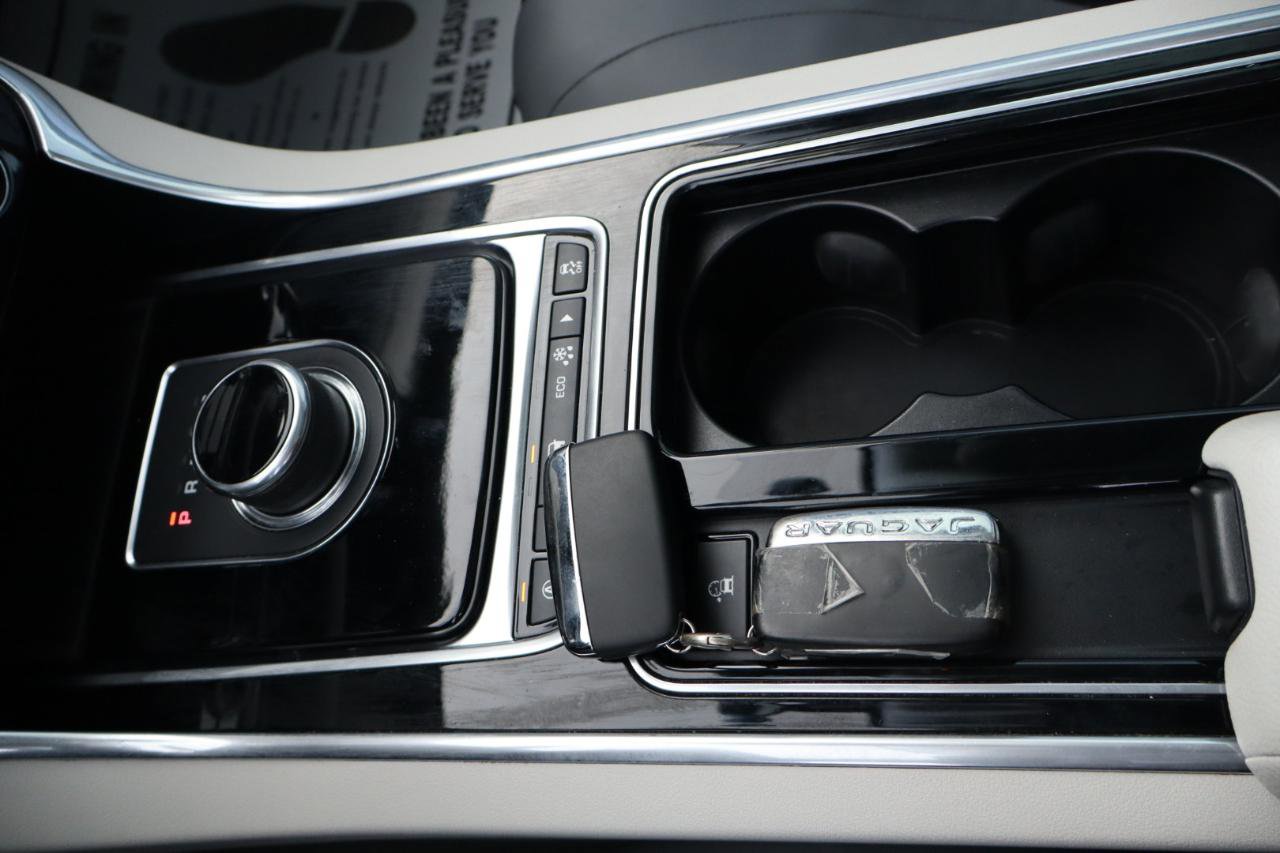 Used 2017 Jaguar XF Premium image 20