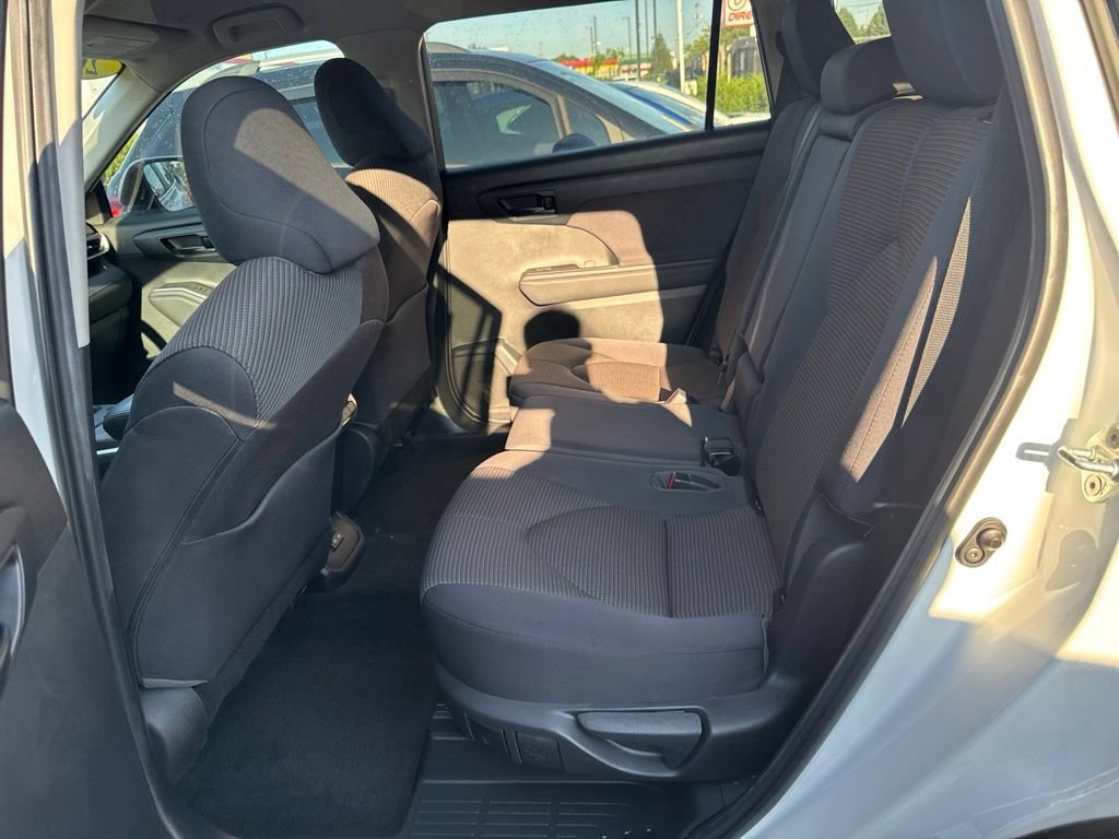 Used 2023 Toyota Highlander LE AWD/4WD image 10