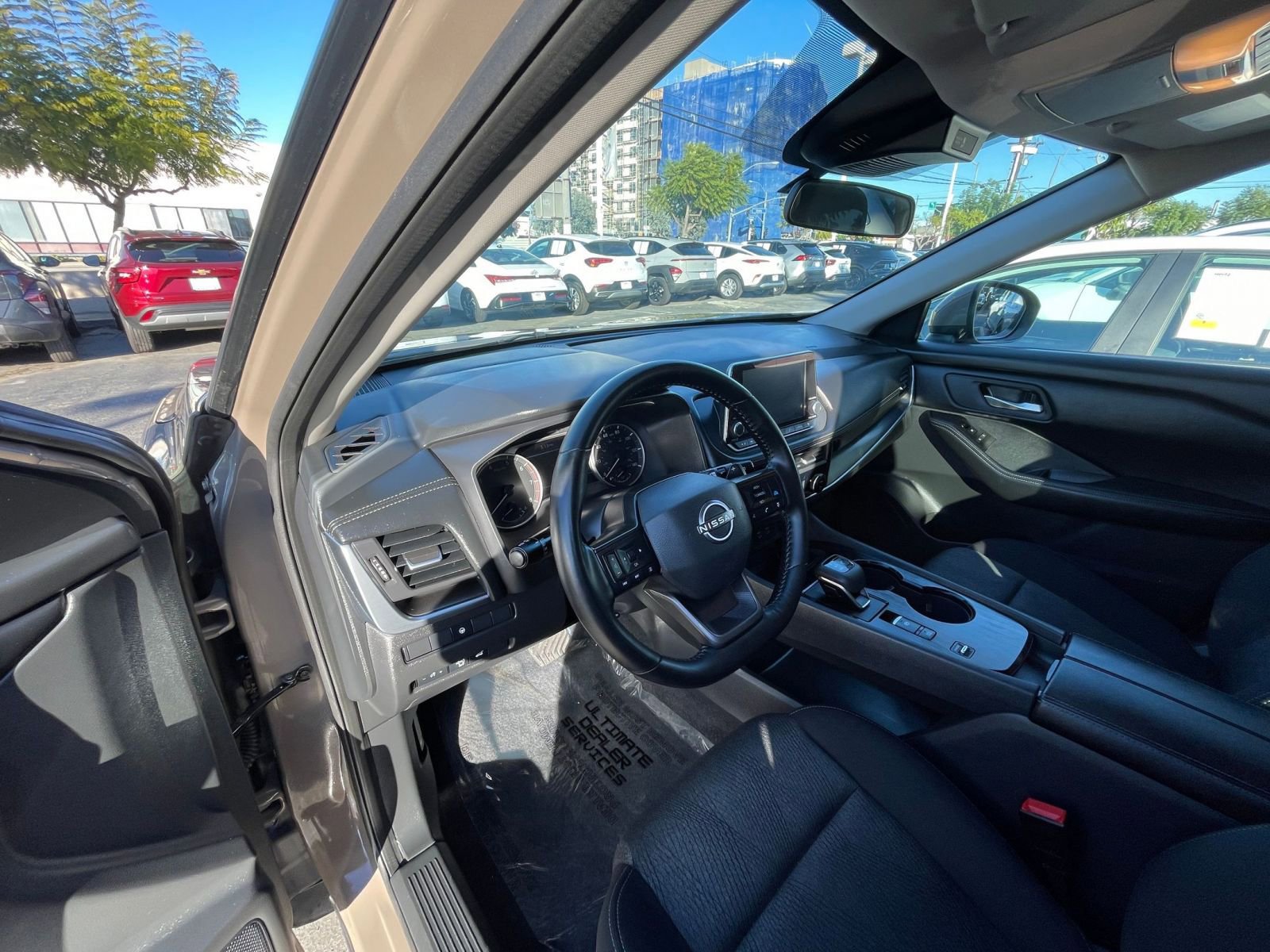 Used 2025 Nissan Rogue SV image 34