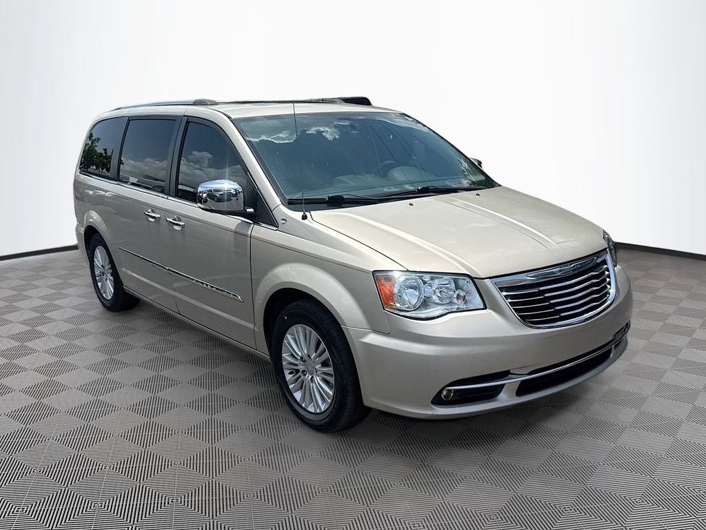 Used 2013 Chrysler Town & Country Limited w/ Luxury Group FWD image 4