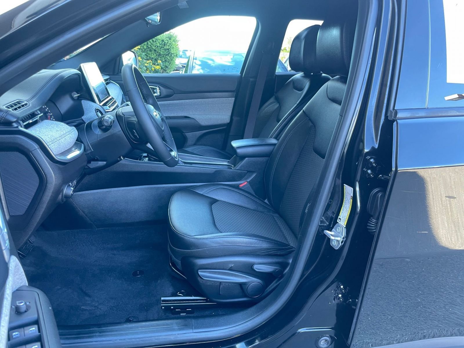 Used 2025 Jeep Compass Latitude image 36