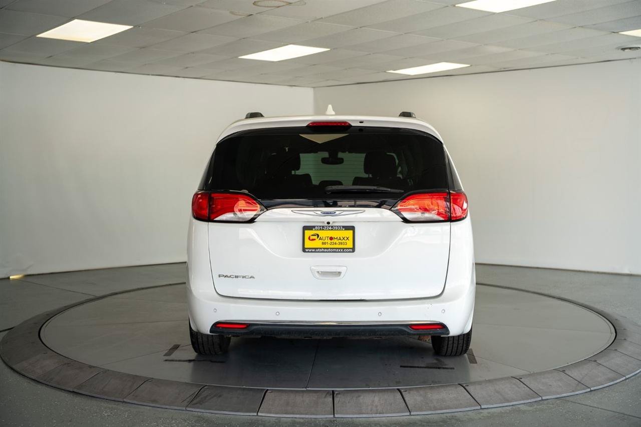 Used 2020 Chrysler Pacifica Touring-L FWD image 6