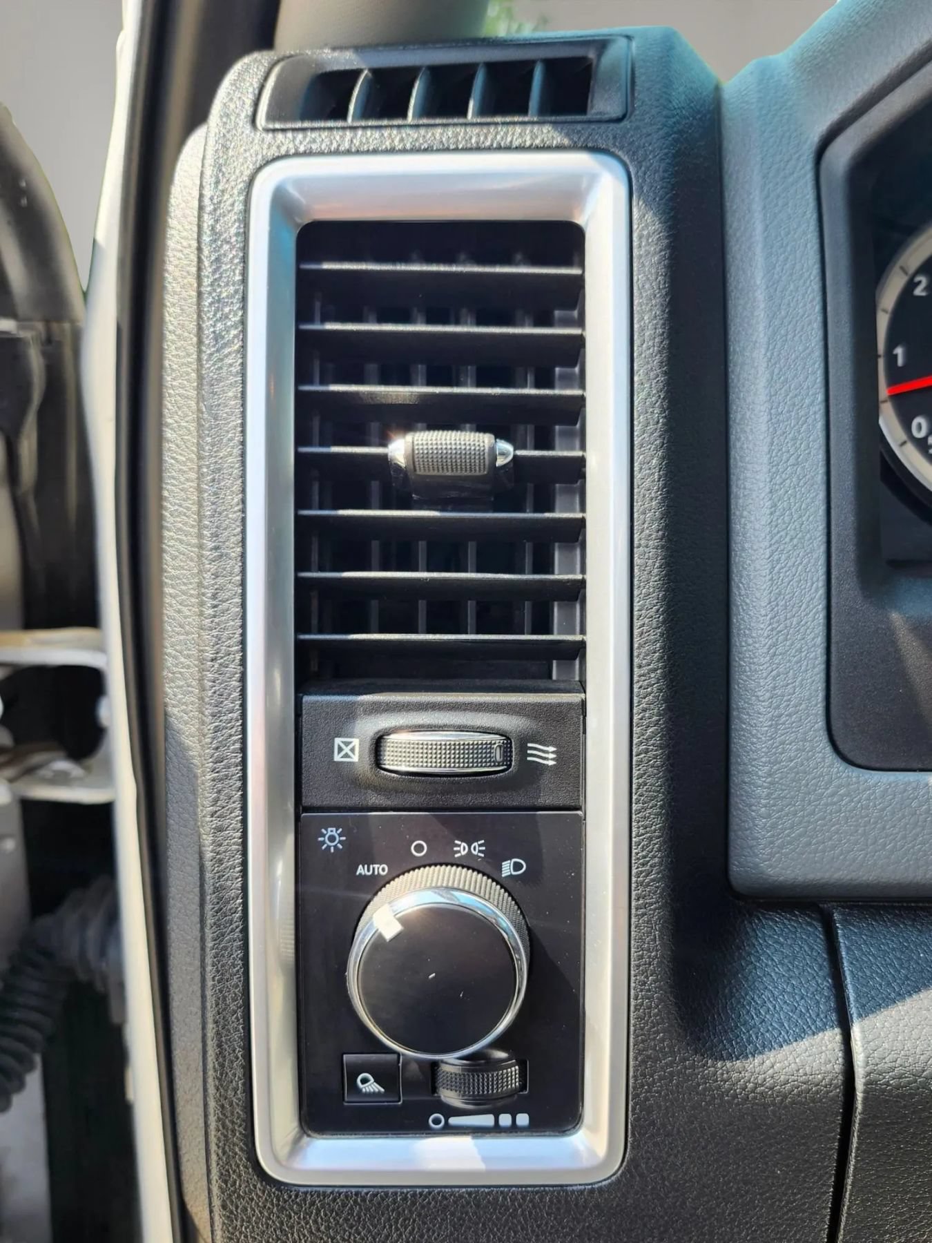Used 2018 RAM 1500 Classic SLT AWD/4WD image 23
