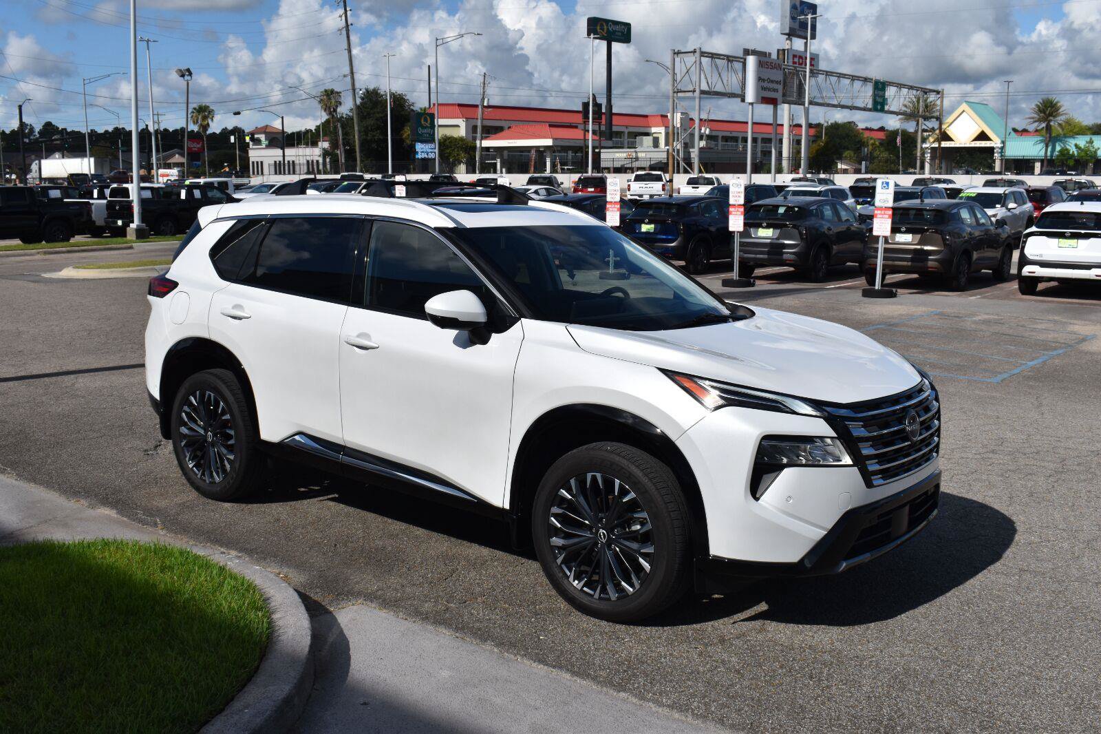 Used 2025 Nissan Rogue Platinum w/ Platinum Premium Package FWD image 15